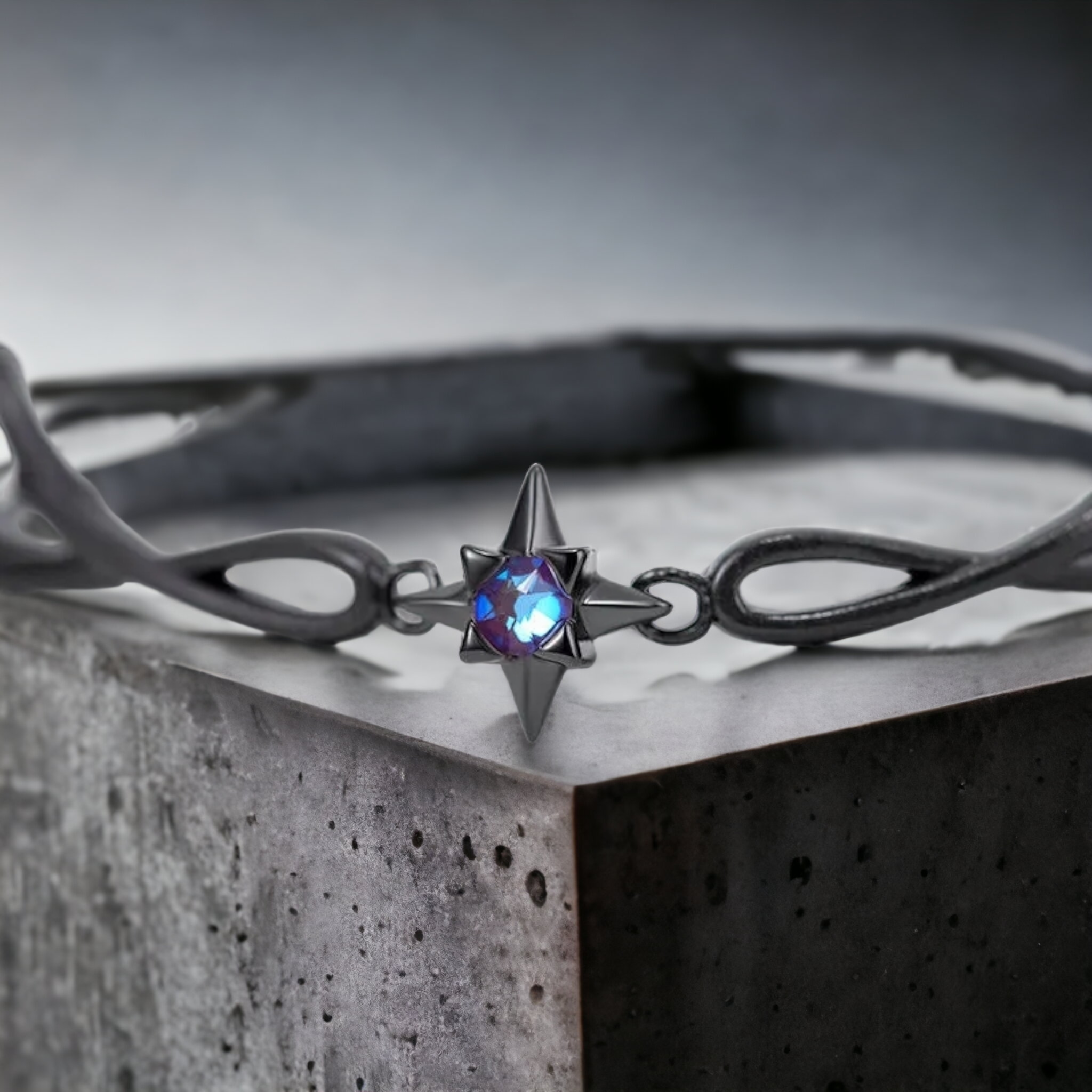Dark Elegance: Edellz Gothic Armband.