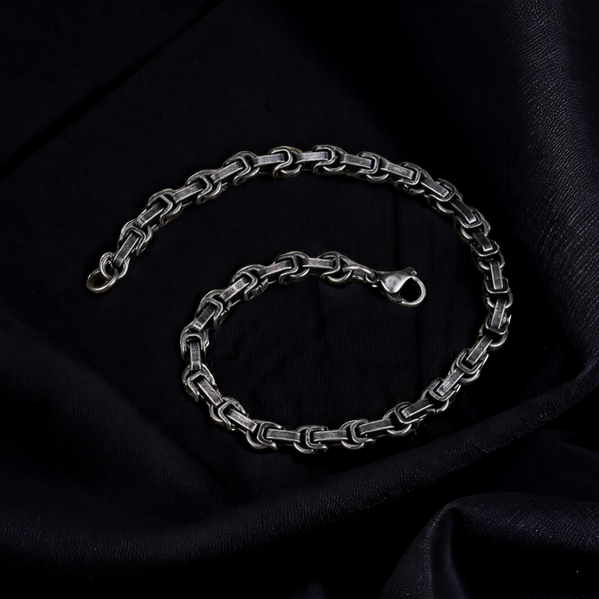 Dark Elegance: Neo-Gothic Unisex Armband.