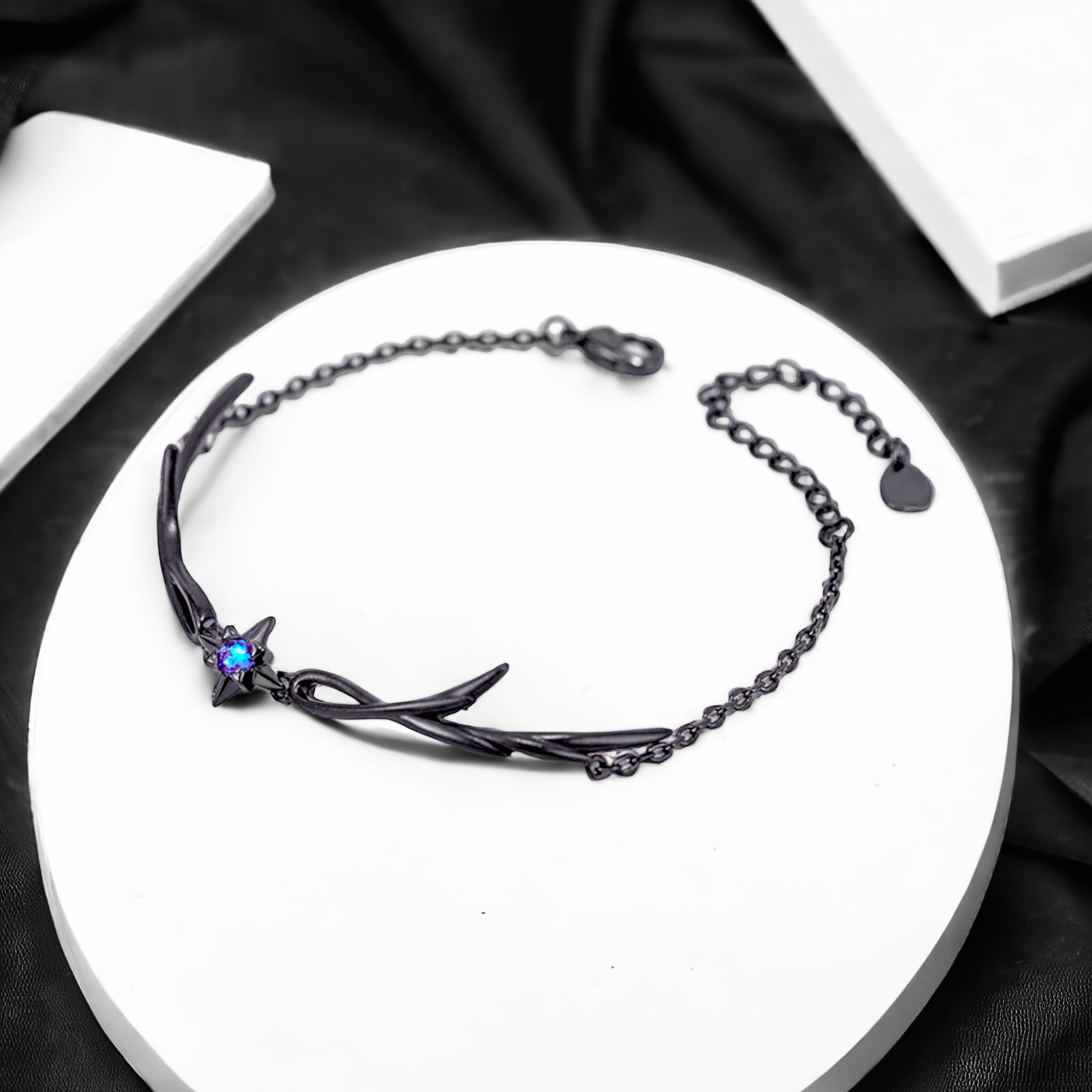 Dark Elegance: Edellz Gothic Armband.