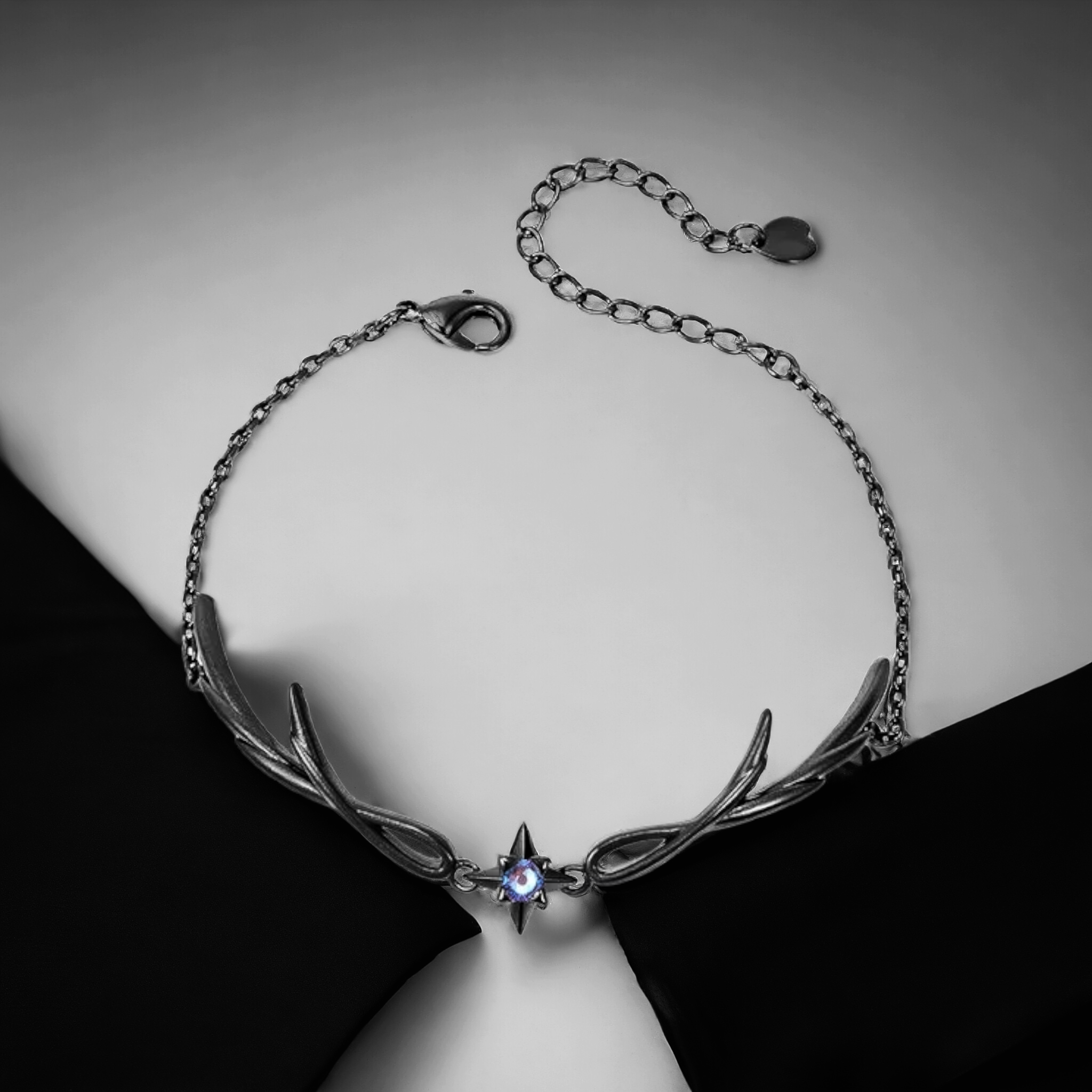 Dark Elegance: Edellz Gothic Armband.