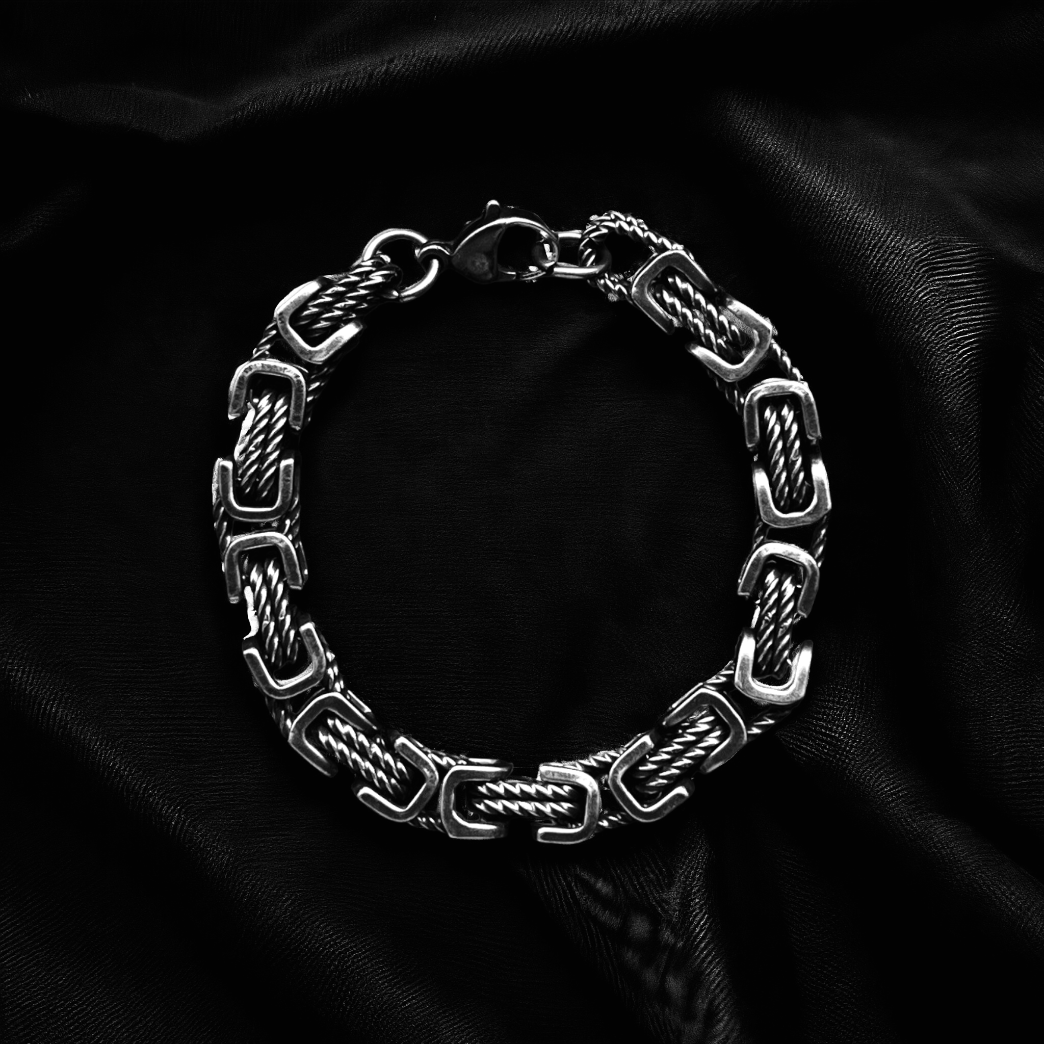 ShadowBind Armband