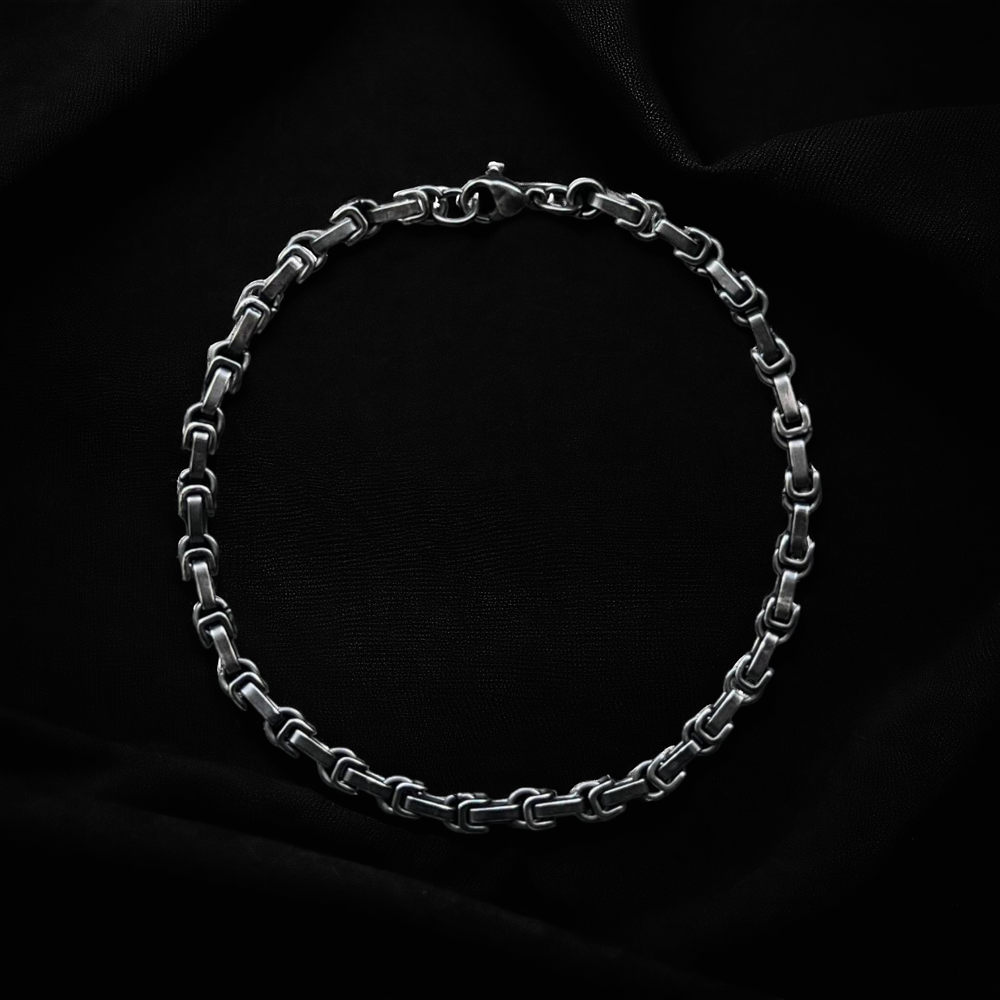 Dark Elegance: Neo-Gothic Unisex Armband.