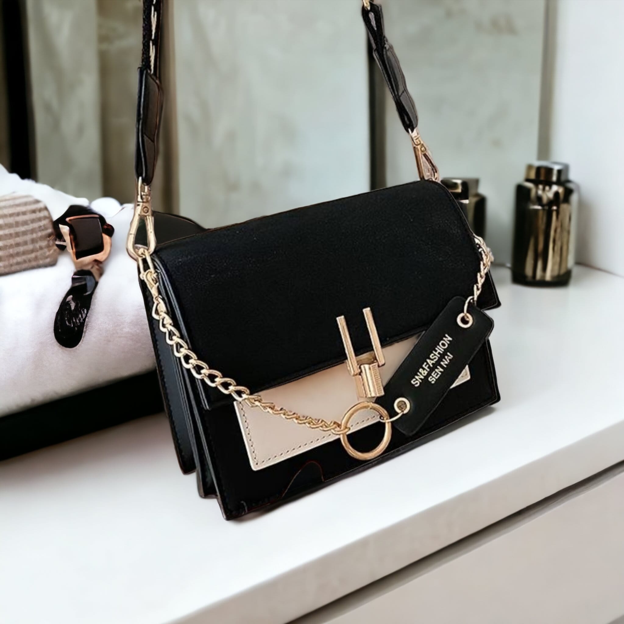 Chic Chain Square: Trendige Crossbody-Damentasche in Kunstleder.