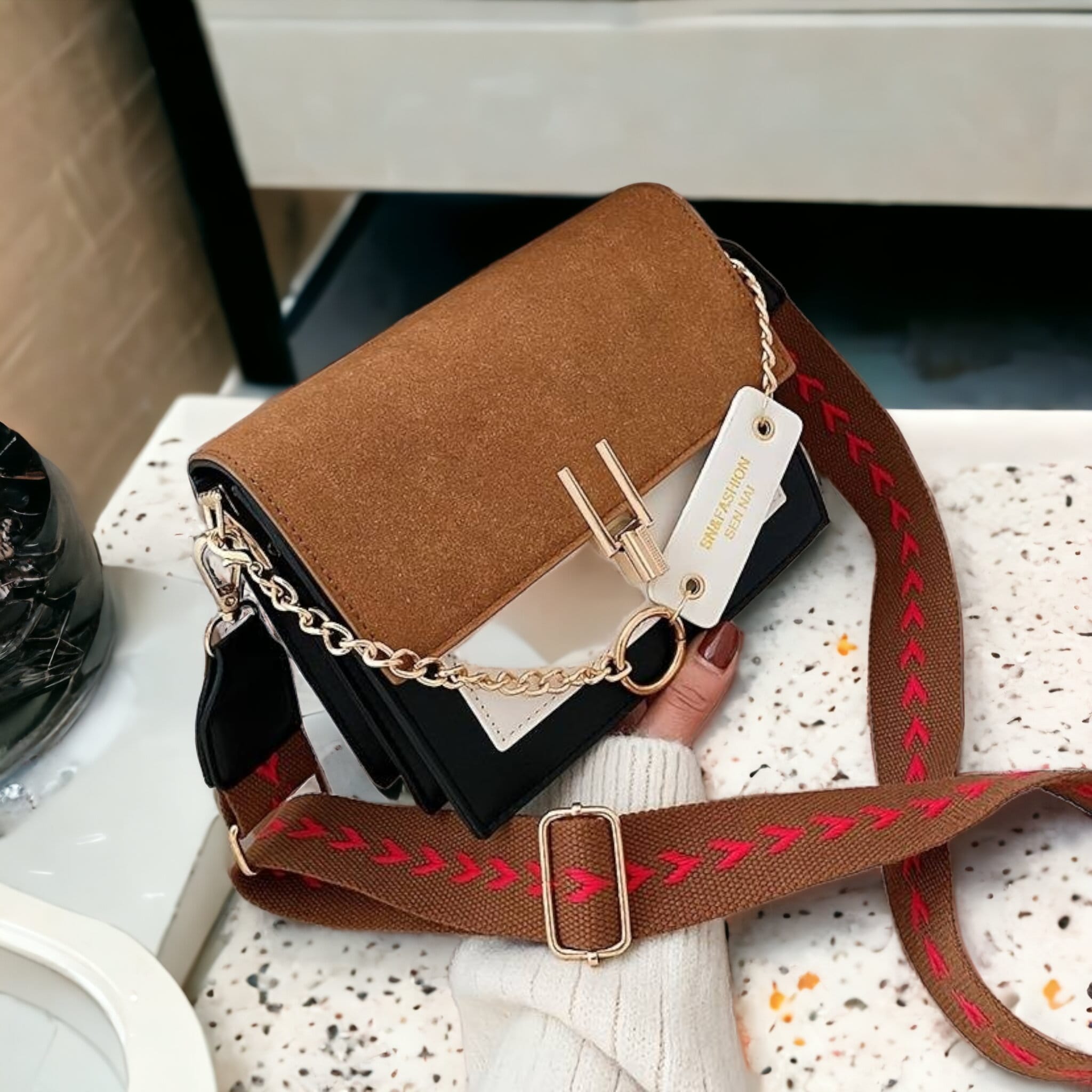 Chic Chain Square: Trendige Crossbody-Damentasche in Kunstleder.