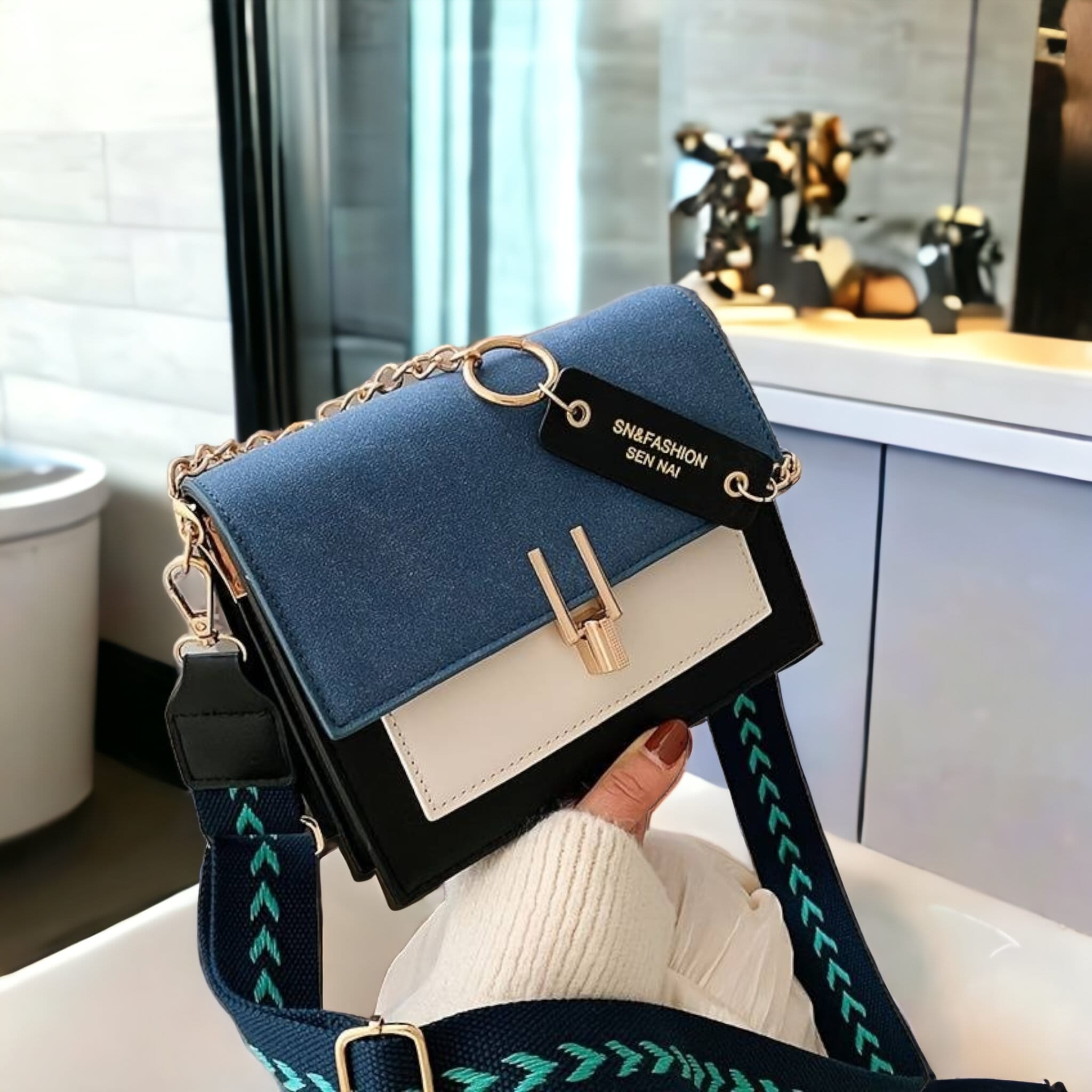 Chic Chain Square: Trendige Crossbody-Damentasche in Kunstleder.