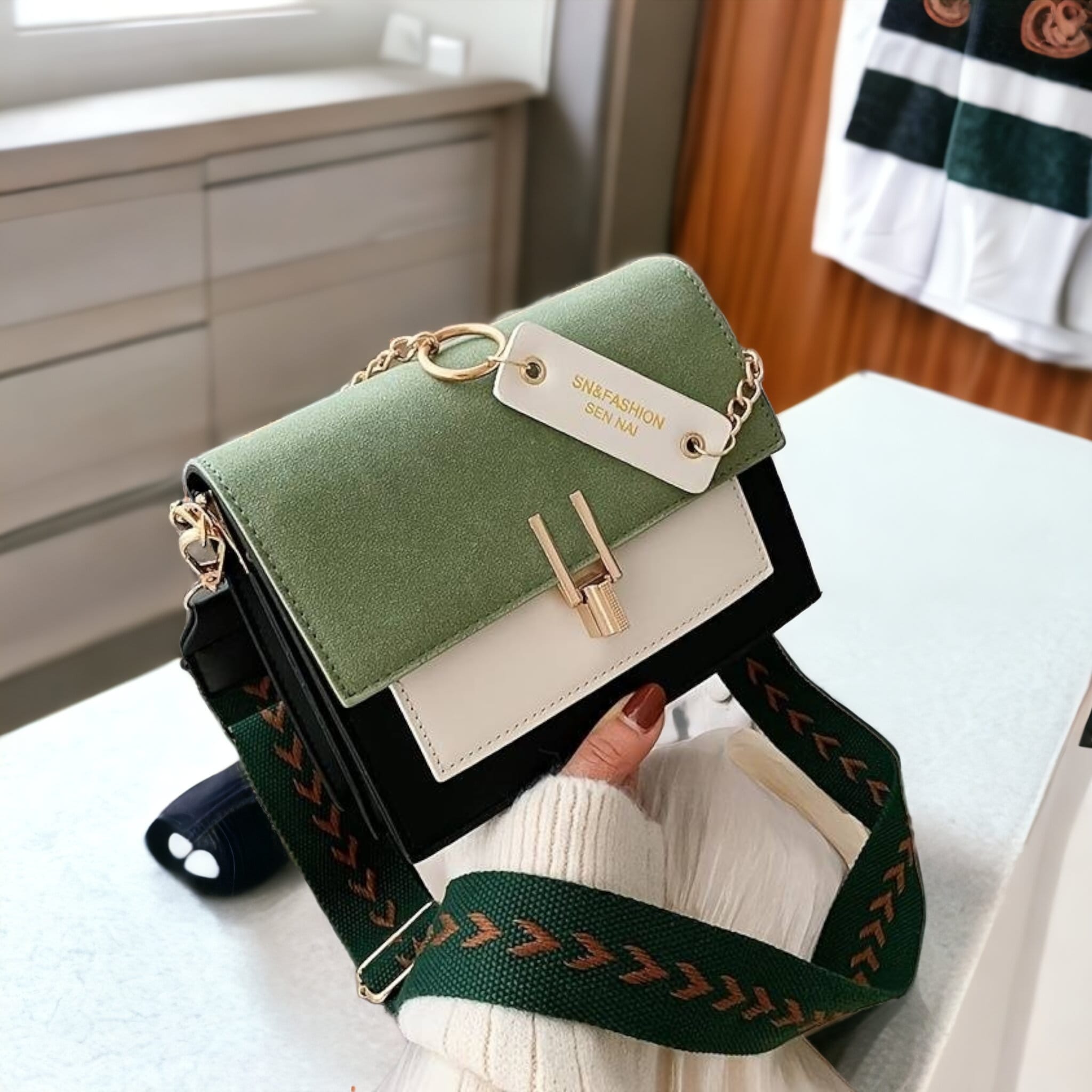 Chic Chain Square: Trendige Crossbody-Damentasche in Kunstleder.